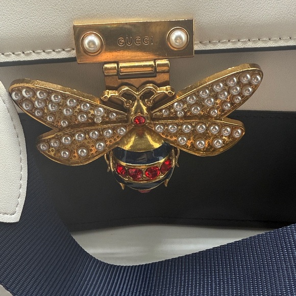 Blue and White Crossbody Bag with Bee Accent blind for love Queen Margeret top - Picture 9 of 16